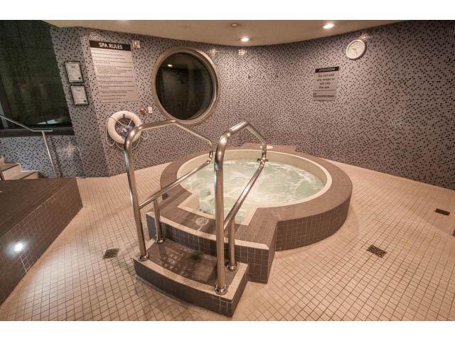 Spa with circular hot tubs and tiled walls. - 1502- 1560 Homer Mews, Vancouver Downtown
