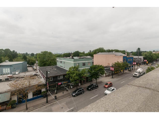 Loft with city view, open layout, and modern furnishings. - 4123 - 2250 Commercial Dr, Vancouver East Side