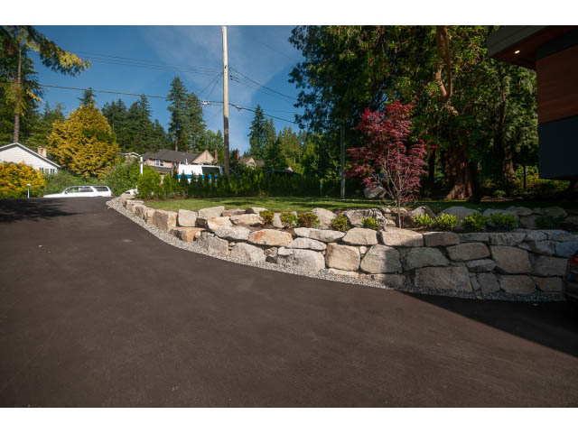 Large driveway with stone landscaping and mature trees. - 460 Hillcrest Street, West Vancouver