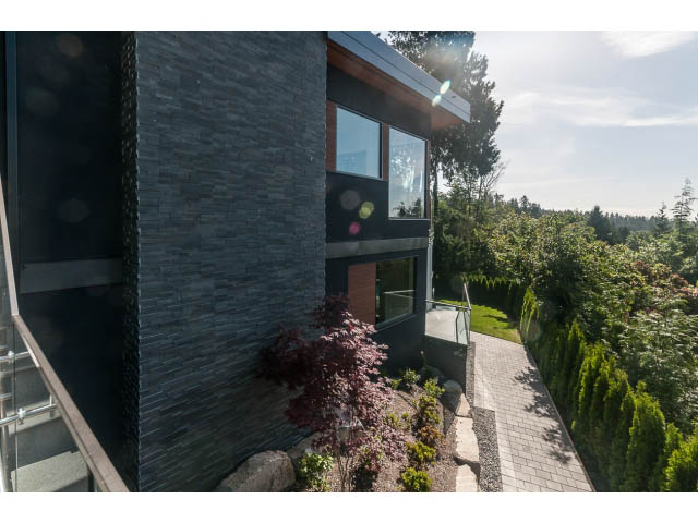 Spacious 6-bedroom house with modern design, large windows, and lush garden view. - 460 Hillcrest Street, West Vancouver
