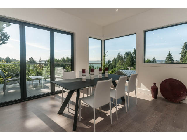 Bright dining room with hardwood floors and a stunning city view. - 460 Hillcrest Street, West Vancouver