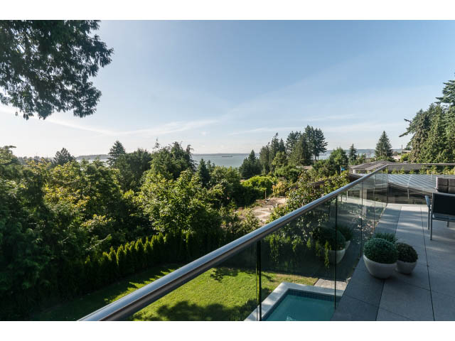 Furnished 6-bedroom house with a stunning city view and modern glass railings. - 460 Hillcrest Street, West Vancouver