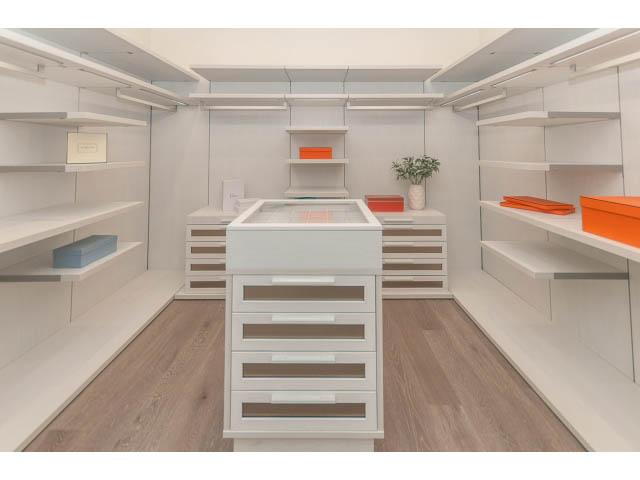 Furnished 6-bedroom house with modern white cabinetry and hardwood floors. - 460 Hillcrest Street, West Vancouver