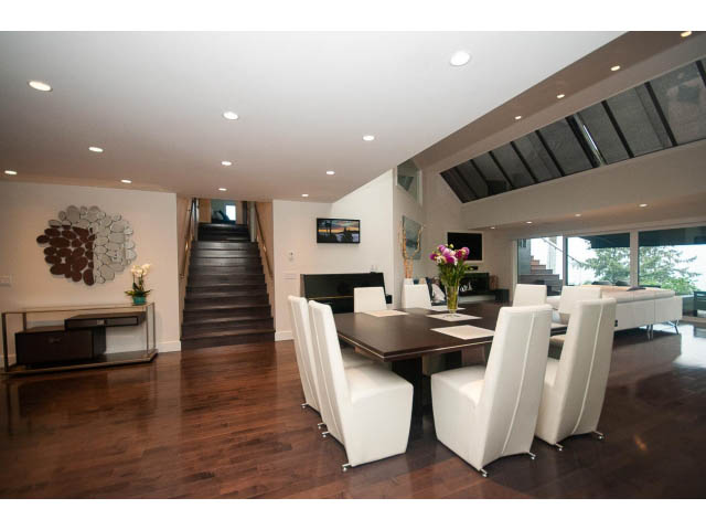 Spacious living room with hardwood floors, modern furniture, and a view of the city. - 5385 Kew Cliff Rd, West Vancouver