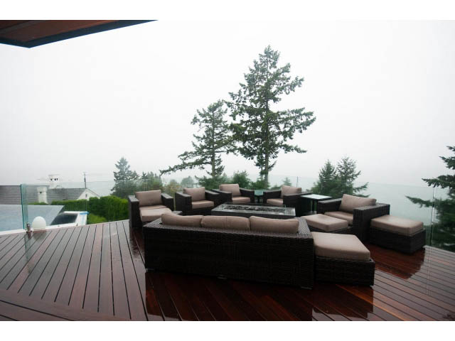 Furnished living room with hardwood floors and a view of the trees. - 5385 Kew Cliff Rd, West Vancouver