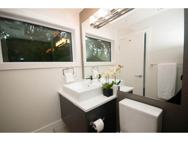 Modern bathroom with white countertop and sleek design. - 5385 Kew Cliff Rd, West Vancouver