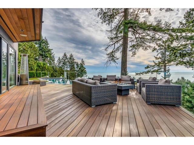 Furnished living room with wooden deck and ocean view. - 5385 Kew Cliff Rd, West Vancouver