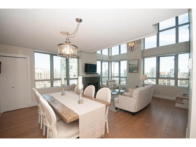 Bright living room with hardwood floors, city view, and modern furnishings. - 2204 - 1238 Richards Street, Vancouver Downtown