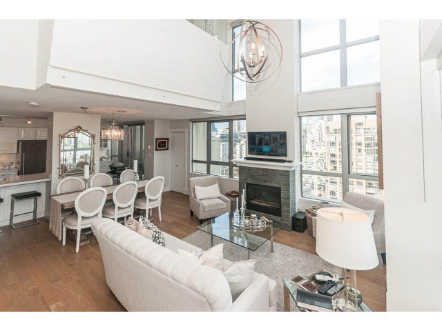 Bright living room with hardwood floors, city view, and modern furnishings. - 2204 - 1238 Richards Street, Vancouver Downtown
