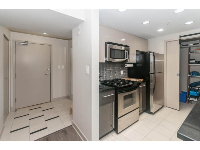 Bright kitchen with stainless steel appliances and white tile backsplash. - 2005 - 1408 Strathmore Mews North West One, Vancouver Downtown