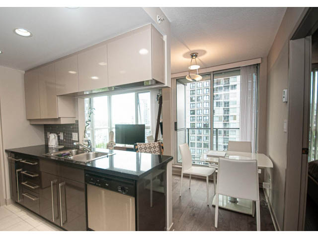 Bright kitchen with stainless steel appliances, hardwood floors, and a city view. - 2005 - 1408 Strathmore Mews North West One, Vancouver Downtown