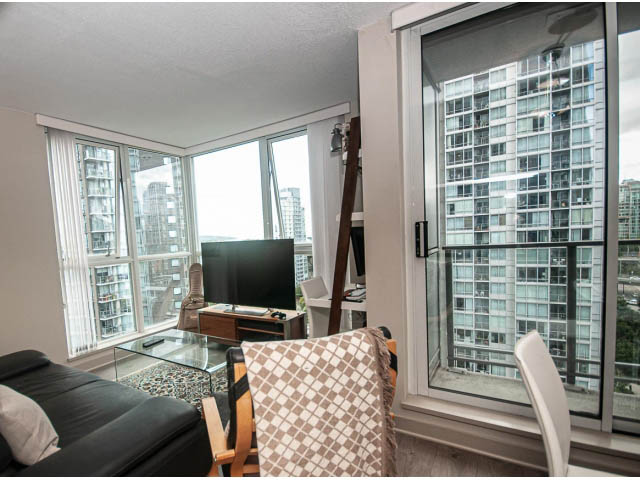 Bright living room with city view and modern furnishings. - 2005 - 1408 Strathmore Mews North West One, Vancouver Downtown