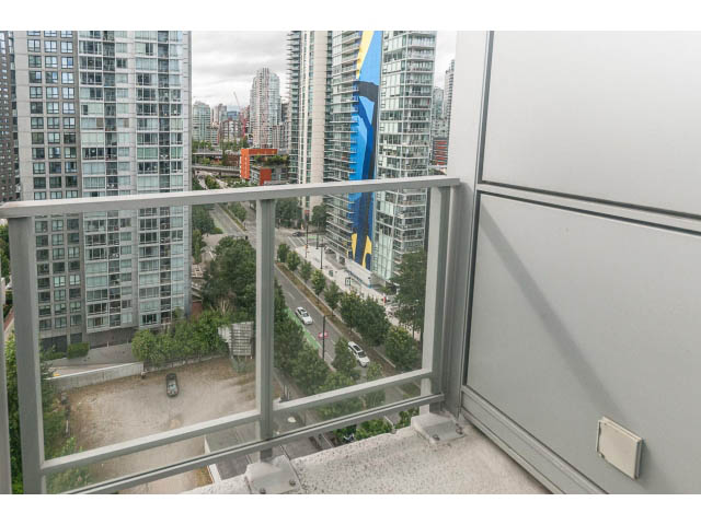 Furnished balcony with city view and modern railings. - 2005 - 1408 Strathmore Mews North West One, Vancouver Downtown