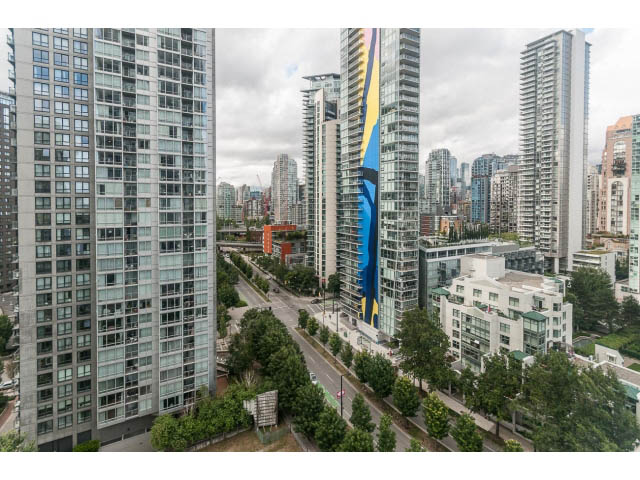 Furnished 1-bedroom condo with stunning city view and modern furnishings. - 2005 - 1408 Strathmore Mews North West One, Vancouver Downtown