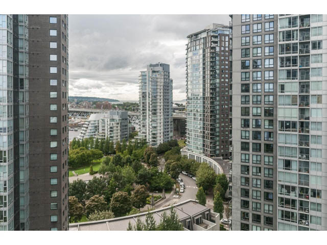 Furnished 1-bedroom condo with city view and modern furnishings. - 2005 - 1408 Strathmore Mews North West One, Vancouver Downtown