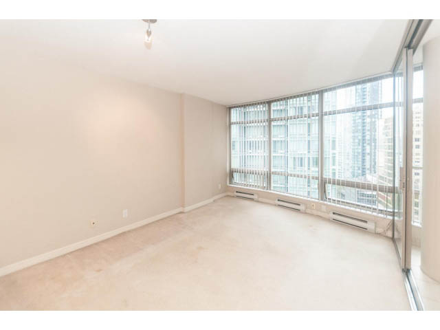 Bright living room with city view and large windows. - 1506 - 1200 Alberni Street, Vancouver Downtown