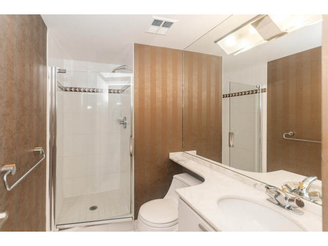 Bright bathroom with white countertop and modern fixtures. - 1506 - 1200 Alberni Street, Vancouver Downtown