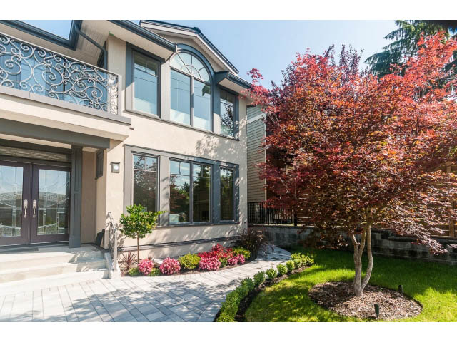 Furnished 1-bedroom suite with large windows and landscaped garden. - Suite - 430 West Windsor Road, North Vancouver