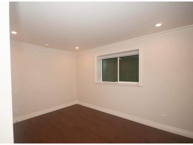 Bright living room with hardwood floors and large windows. - Suite - 430 West Windsor Road, North Vancouver