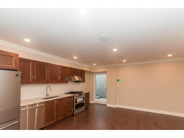 Bright kitchen with hardwood floors and stainless steel appliances. - Suite - 430 West Windsor Road, North Vancouver