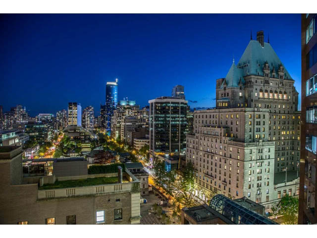 Furnished 4-bedroom condo with stunning city view at dusk. - 1602 - 667 Howe Street, Vancouver Downtown