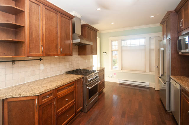 Bright kitchen with granite countertops and hardwood floors. - 196 W 18th Avenue, Vancouver West Side