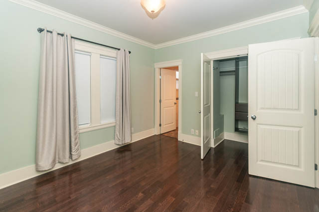 Bright living room with hardwood floors and large windows. - 196 W 18th Avenue, Vancouver West Side
