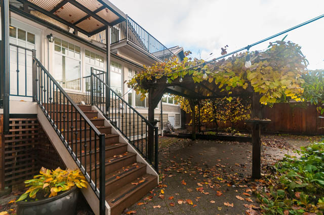 Furnished patio with wooden steps, autumn leaves, and hanging lights. - 196 W 18th Avenue, Vancouver West Side