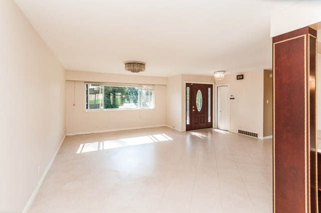 Bright living room with large windows and hardwood floors. - UPPER - 630 East 29th Street, North Vancouver