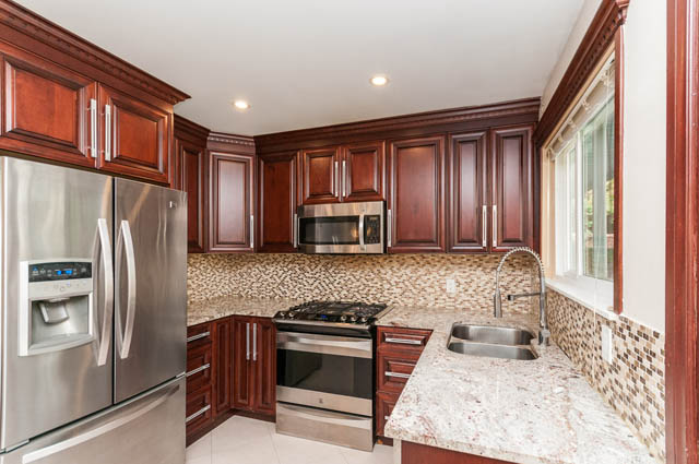 Bright kitchen with granite countertops and stainless steel appliances. - UPPER - 630 East 29th Street, North Vancouver