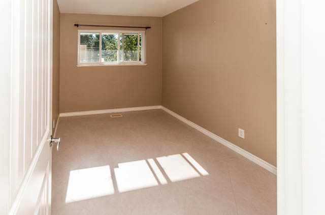 Bright living room with large window and neutral walls. - UPPER - 630 East 29th Street, North Vancouver