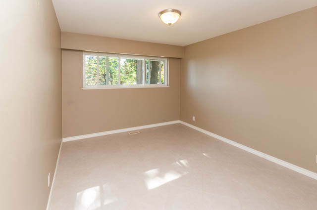 Bright and airy living room with large window and neutral walls. - UPPER - 630 East 29th Street, North Vancouver