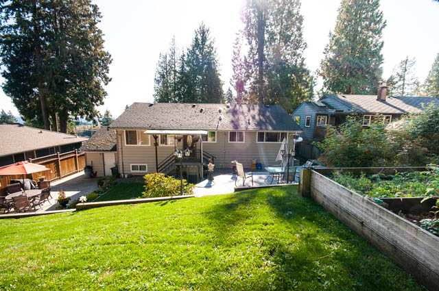 Bright living room with large windows and outdoor patio access. - UPPER - 630 East 29th Street, North Vancouver