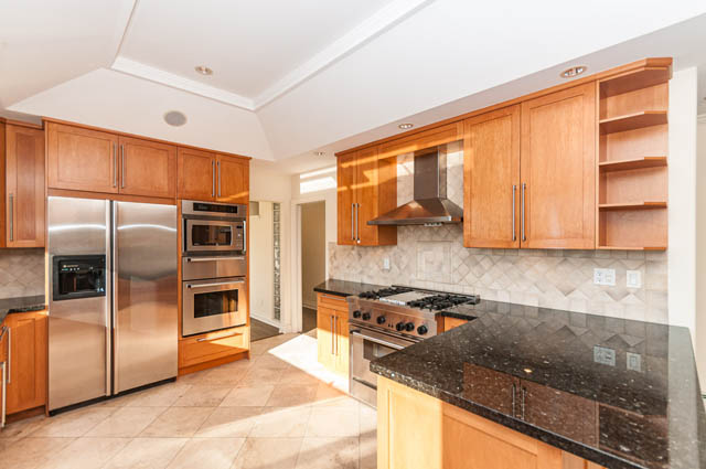 Bright kitchen with granite countertops and stainless steel appliances. - 3399 Thompson Cres., West Vancouver