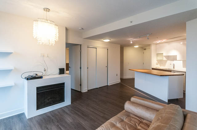 Bright living room with modern furnishings and hardwood floors. - 1001 - 175 West 2nd Street, North Vancouver