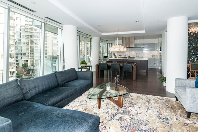 Spacious living room with city view, modern furniture, and hardwood floors. - 601 - 1560 Homer Mews, Vancouver Downtown