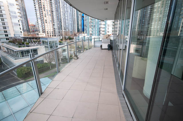 Spacious balcony with city view and glass railings. - 601 - 1560 Homer Mews, Vancouver Downtown