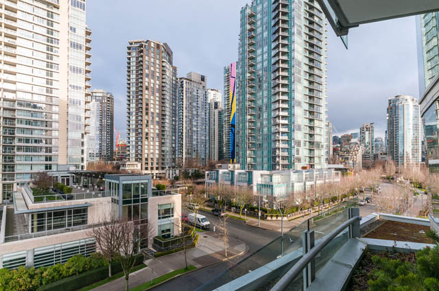 Bright living room with city view and modern furnishings. - 601 - 1560 Homer Mews, Vancouver Downtown