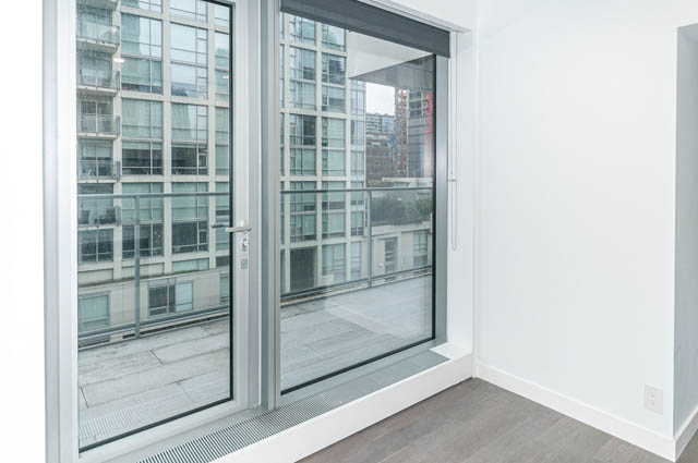 Bright living room with city view and large windows. - 807 - 1480 Howe Street, Vancouver Downtown