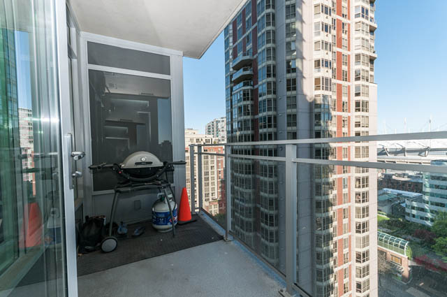 Spacious balcony with a BBQ and city view, perfect for urban living. - 1607 - 888 Homer St, Vancouver Downtown