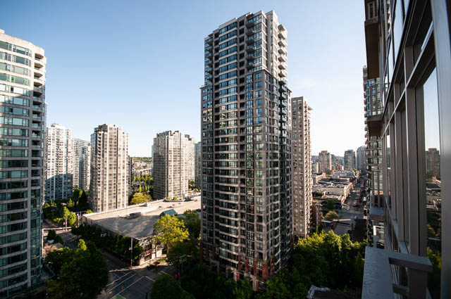 Spacious 1-bedroom + den condo with stunning city views and modern furnishings. - 1607 - 888 Homer St, Vancouver Downtown