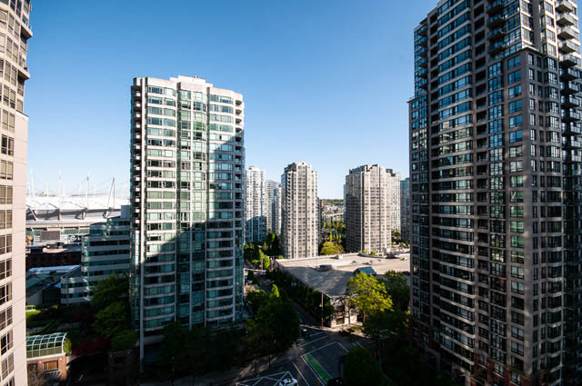 Spacious 1-bedroom + den condo with stunning city views and modern furnishings. - 1607 - 888 Homer St, Vancouver Downtown