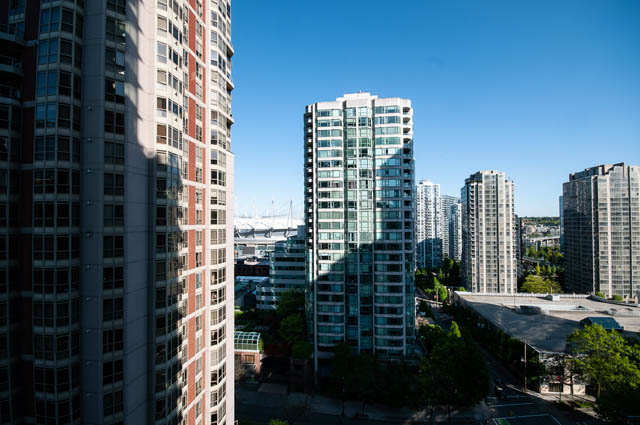 Spacious 1-bedroom + den condo with stunning city views and modern furnishings. - 1607 - 888 Homer St, Vancouver Downtown