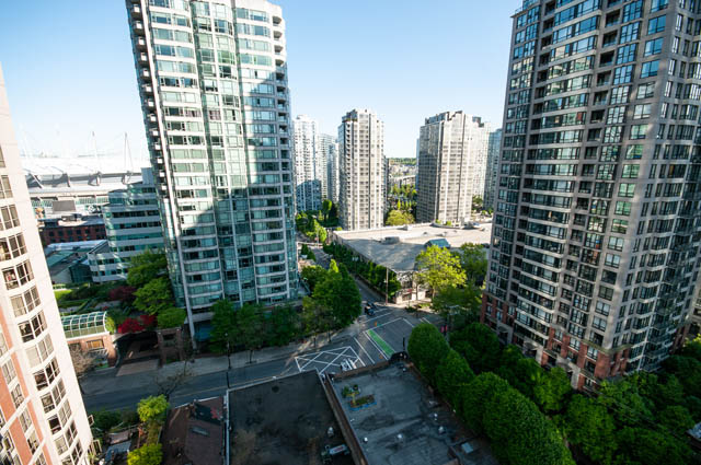 Spacious 1-bedroom + den condo with stunning city views and modern furnishings. - 1607 - 888 Homer St, Vancouver Downtown