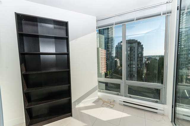 Spacious den with built-in shelves and city view. - 903 -1255 Seymour St, Vancouver Downtown