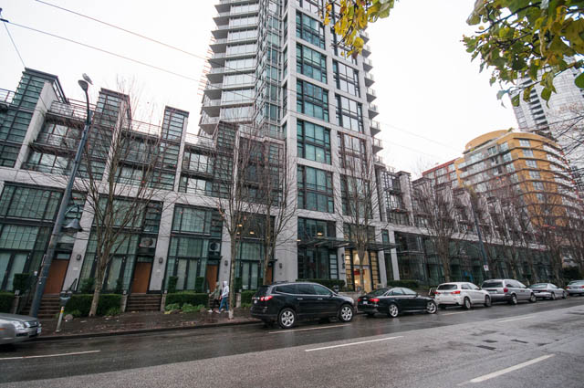 Spacious 1-bedroom + den condo with modern furnishings and a view of the city skyline. - 903 -1255 Seymour St, Vancouver Downtown