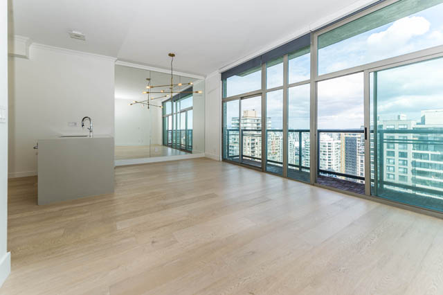 Bright kitchen with hardwood floors and city view. - 3205 - 928 Richards St, Vancouver Downtown