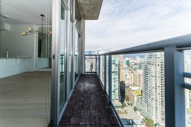 Bright kitchen with hardwood floors and city view. - 3205 - 928 Richards St, Vancouver Downtown