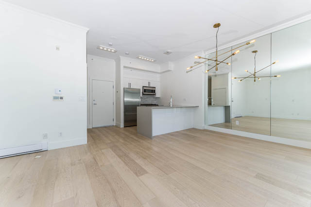 Bright kitchen with modern appliances and hardwood floors. - 3205 - 928 Richards St, Vancouver Downtown