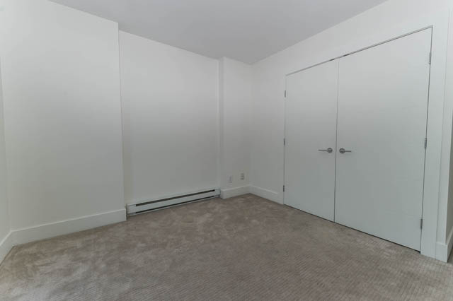Bright living room with carpeted floor and closet doors. - 3205 - 928 Richards St, Vancouver Downtown